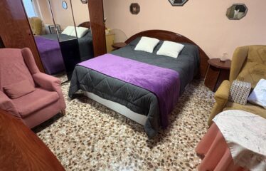 SE VENDE CASA CON COCHERA, POR LITERATO AZORIN