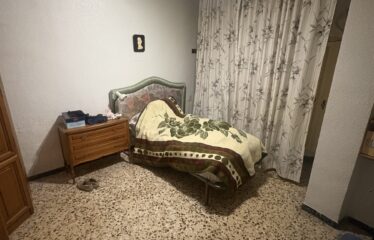 SE VENDE CASA PLANTA BAJA CON   3 PISOS Y COCHERA EN C/ CORREDERA