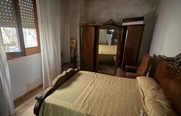 SE VENDE CASA CON 2 VIVIENDAS BAJO CON COCHERA Y PISO C/ CORREDERA