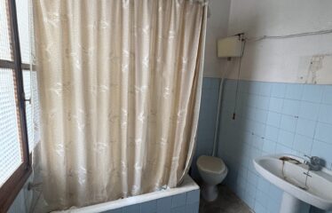 SE VENDE CASA CON 2 VIVIENDAS BAJO CON COCHERA Y PISO C/ CORREDERA