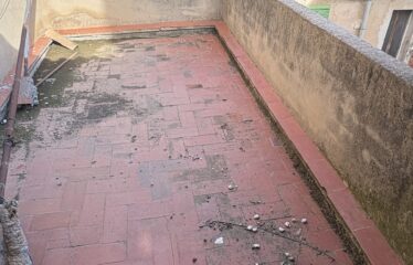 SE VENDE CASA CON 2 VIVIENDAS BAJO CON COCHERA Y PISO C/ CORREDERA