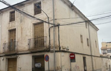 SE VENDE CASA ESQUINAZO EN C/ JUAN ORTUÑO