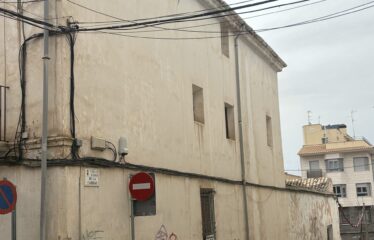 SE VENDE CASA ESQUINAZO EN C/ JUAN ORTUÑO