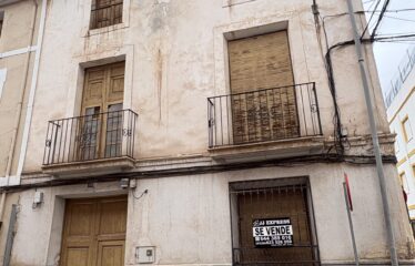 SE VENDE CASA ESQUINAZO EN C/ JUAN ORTUÑO