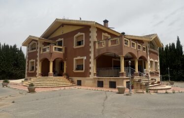 SE VENDE CAMPO EN CRT DE ALMANSA KM2